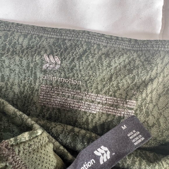 2 Piece - Green Snakeskin Print fitness Outfit - Picture 4 of 8